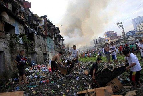 Familias evacuadas de sus hogares tras un incendio en Manila
