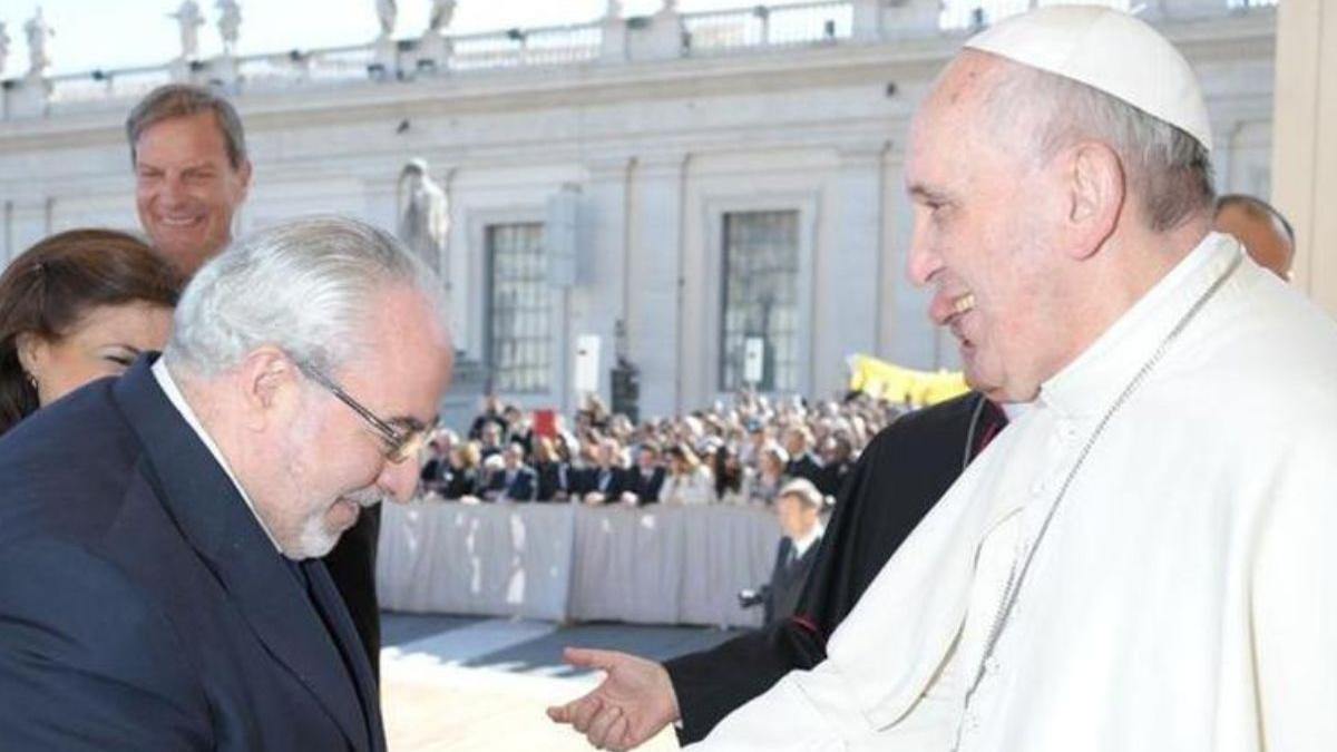 José Luis Mendoza saluda al papa Francisco.