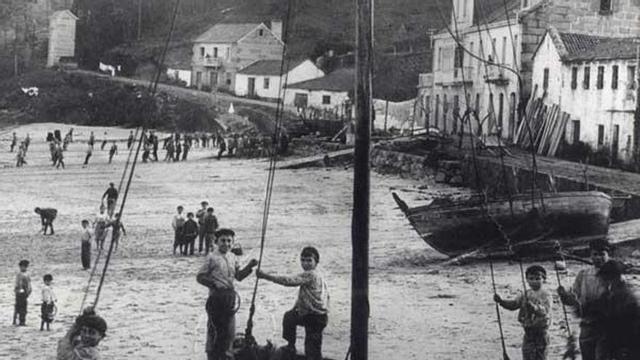 Imagen antigua de la Playa de Beluso en la que se ven las rampas ahora deterioradas.  // Cedida Anduxía