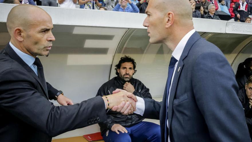 Saludo entre Jémez y Zidane, con Muñoz al fondo