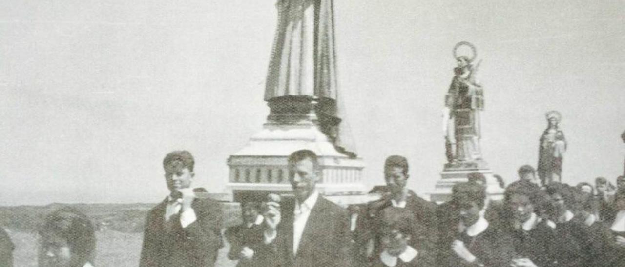 Procesión de San Lorenzo de 1958, con la Virgen del Rosario de Serantes en primer término.