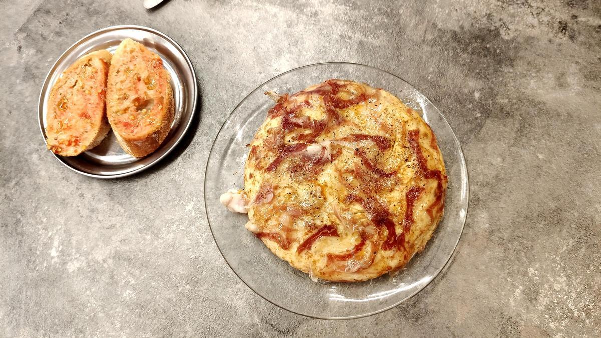 La tortilla de patatas al momento con piel de panceta del Tonet del Mercat