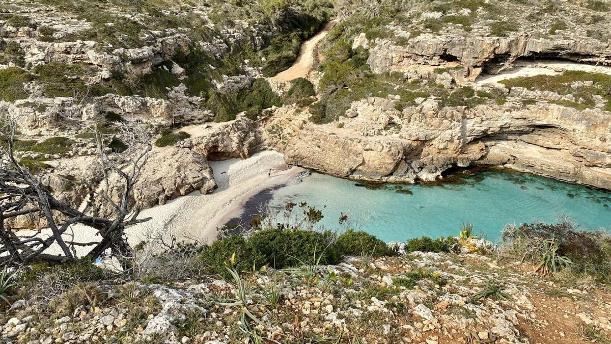 Nach einem eineinhalbstündigen Fußmarsch vom Leuchtturm Ses Salines aus taucht sie endlich auf: die naturbelassene Cala Marmols.  | FOTO: WERNER