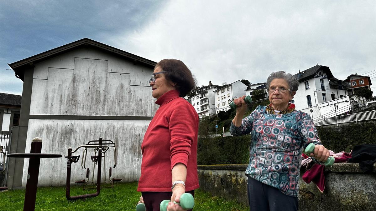 Salomé Martínez y Belarmina García, en la sesión, con pesas.