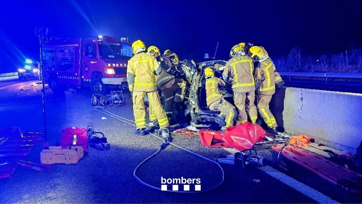 Excarceració de l'ocupant d'un vehicle accidentat a Puig-reig