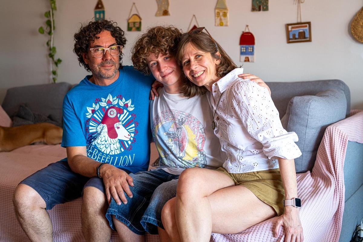 Tomás, con sus padres