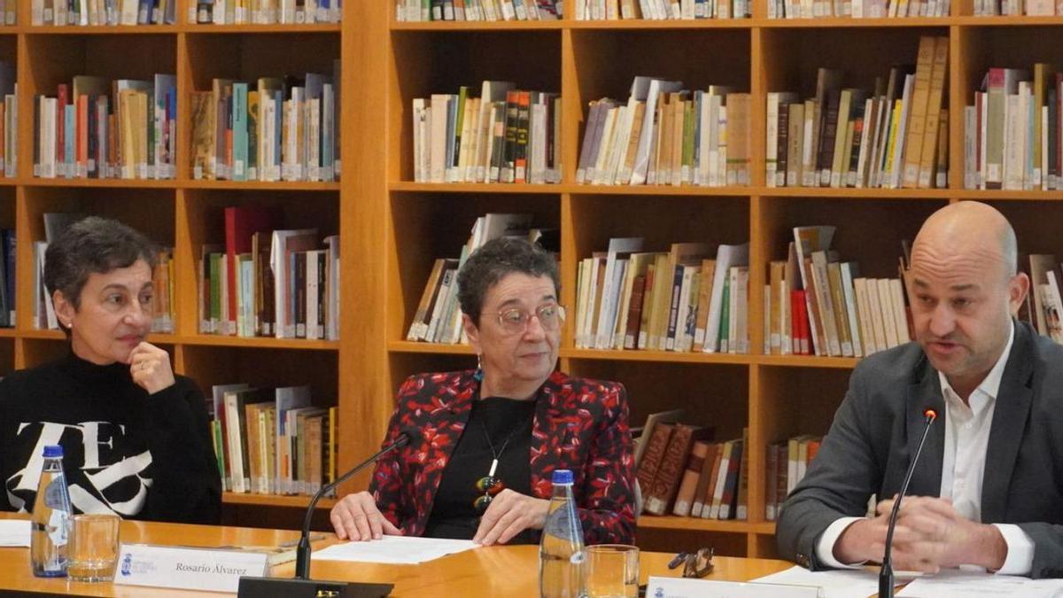 Dolores Vilavedra, pola esquerda, Rosario Álvarez e Hakan Casares, onte en rolda de prensa.