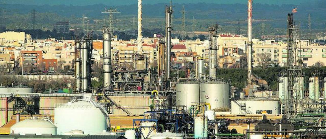 Petroquímica vista  desde Salou con  Tarragona al  fondo | Joan Revillas
