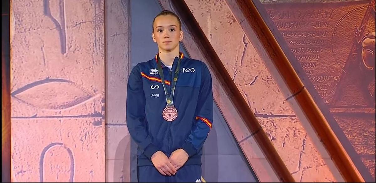 Laia Font, amb la medalla de bronze de terra penjada al coll