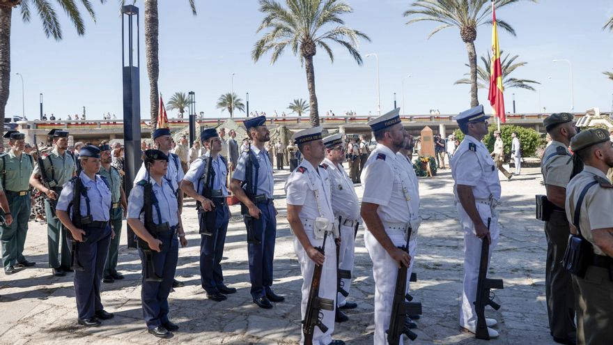 Solemne izado de bandera en el Parc de la Mar, en Palma