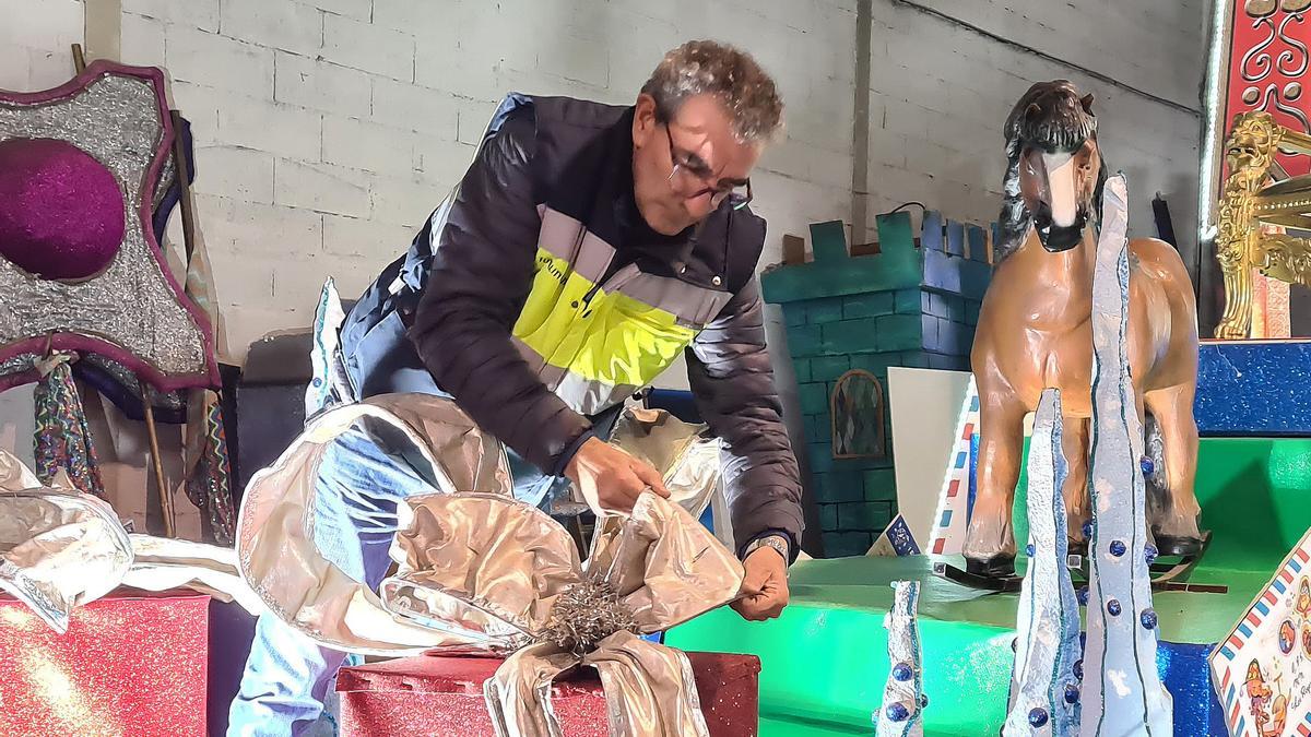 Juanjo Rodríguez dando los últimos retoques en la carroza de los carteros reales que desfilará hoy.