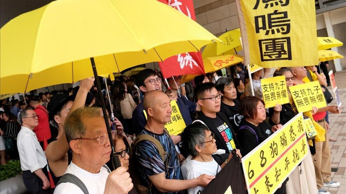 Activistas a favor de la democracia muestran su apoyo a los líderes de la 'Revolución de los Paraguas' en Hong Kong.
