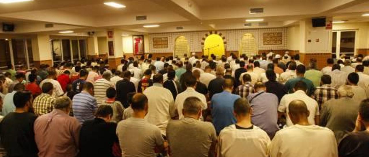 La mezquita de Alicante acogía ayer los primeros rezos del Ramadán y la cena tras la ruptura del ayuno.