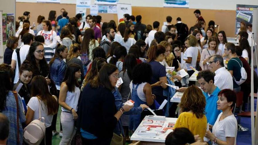 Numerosos estudiantes se informan en la Feria de Bienvenida de la USAL en el Campus Viriato.