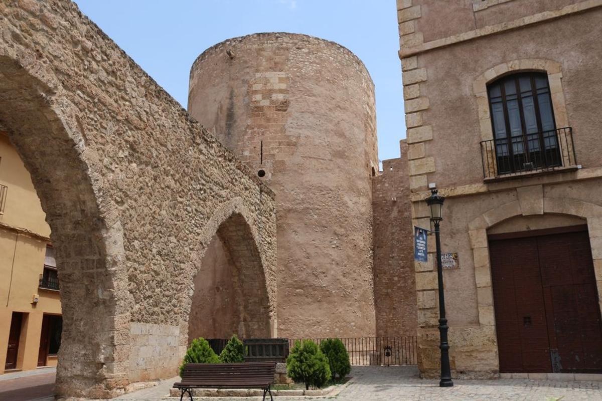 Acueducto, torre y acceso al Museo Municipal de Segorbe.