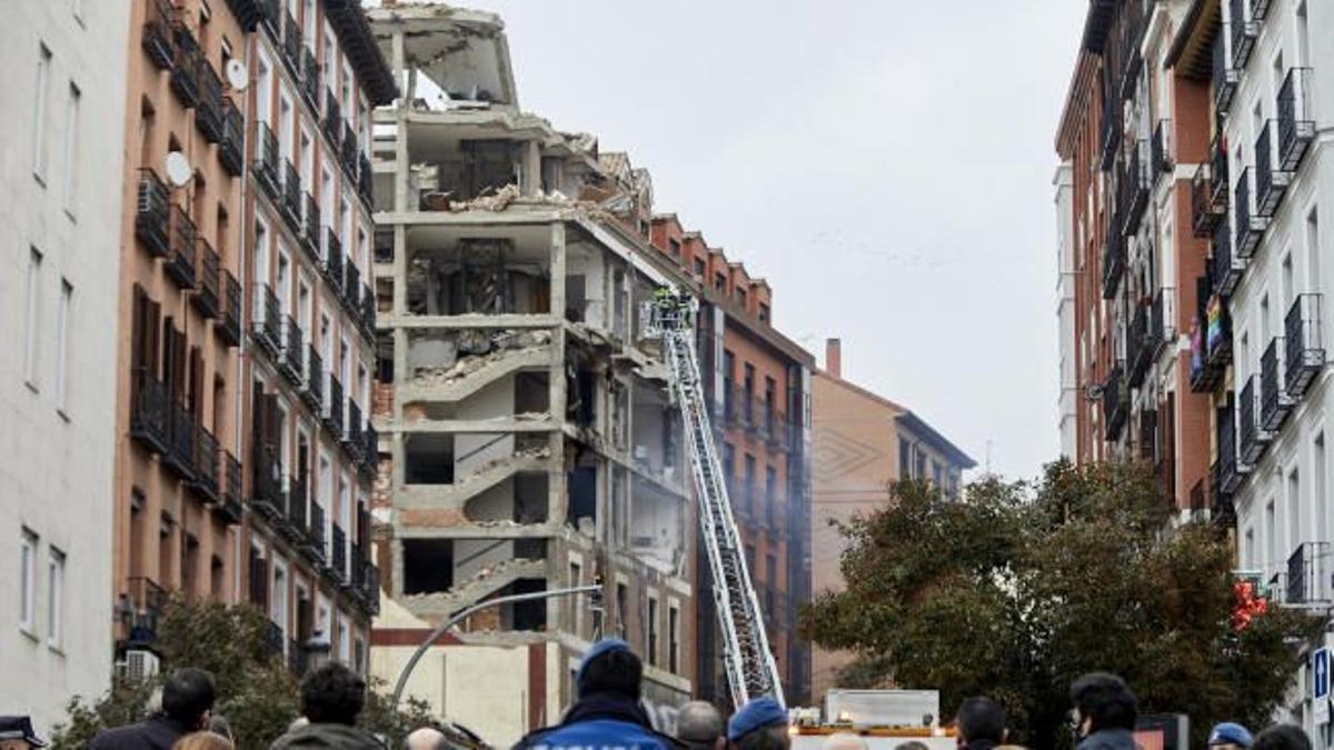 Esto fue lo que se encontraron los bomberos tras la explosión de la calle Toledo