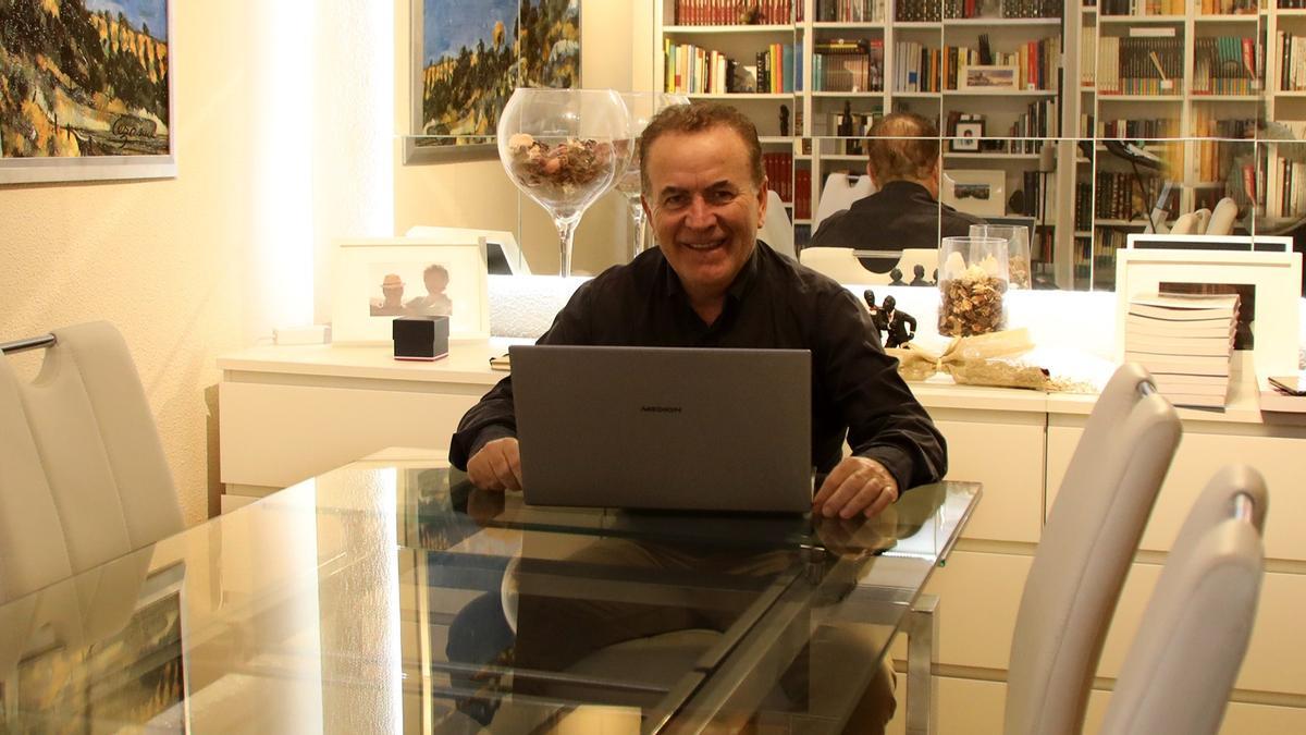 Velasco en el salón de su casa.