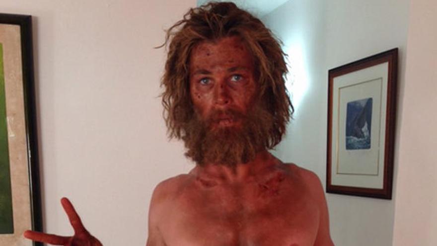 Chris Hemsworth posa con su nuevo aspecto.