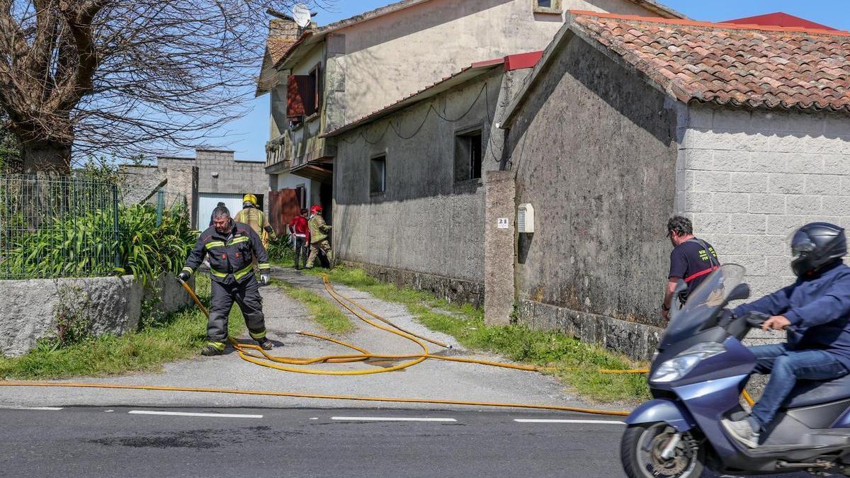 Efectivos participantes en el incendio de Ribadumia.