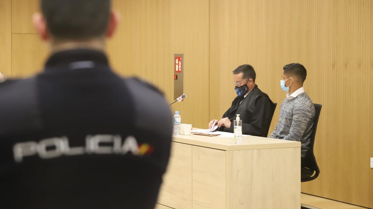 J. A. F., único acusado por el conocido como crimen de Cabra, durante la primera sesión del juicio, junto a su abogado.