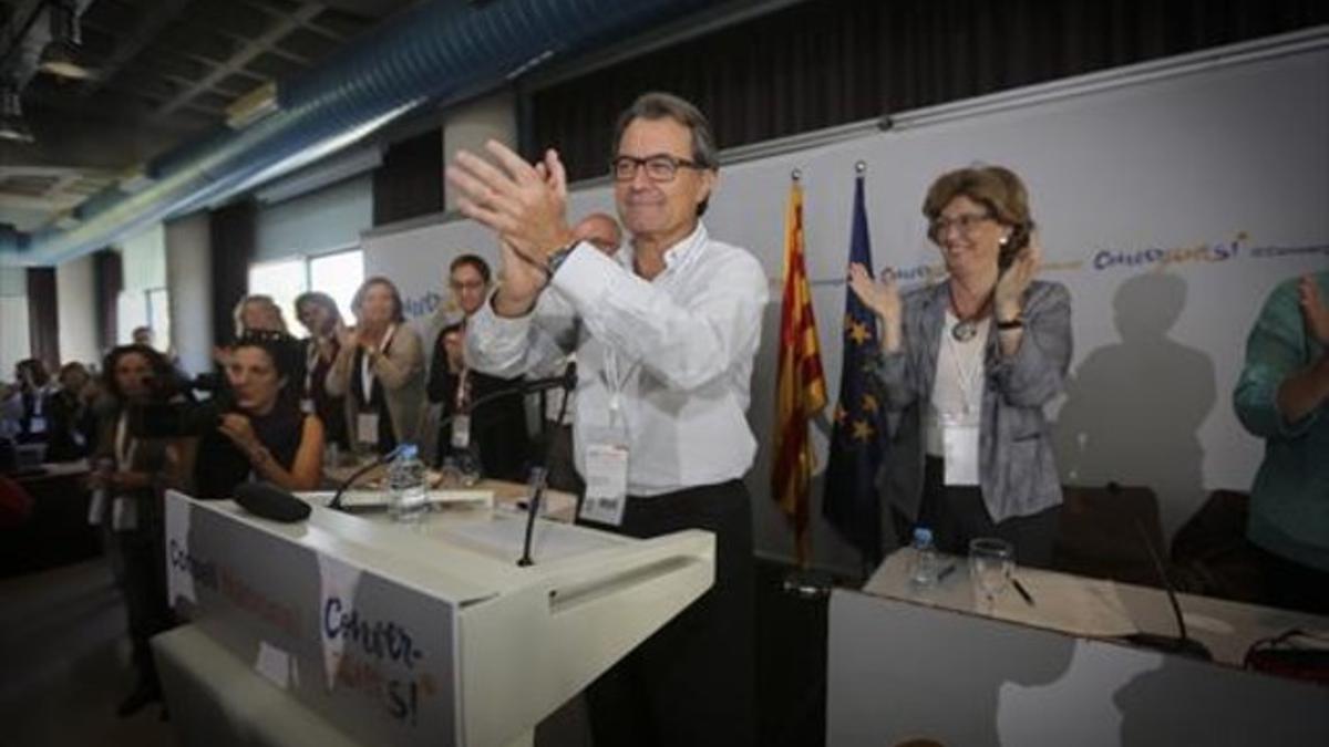 El líder de CDC y 'president' en funciones, Artur Mas, durante su intervención en el consejo nacional de Convergència, ayer.