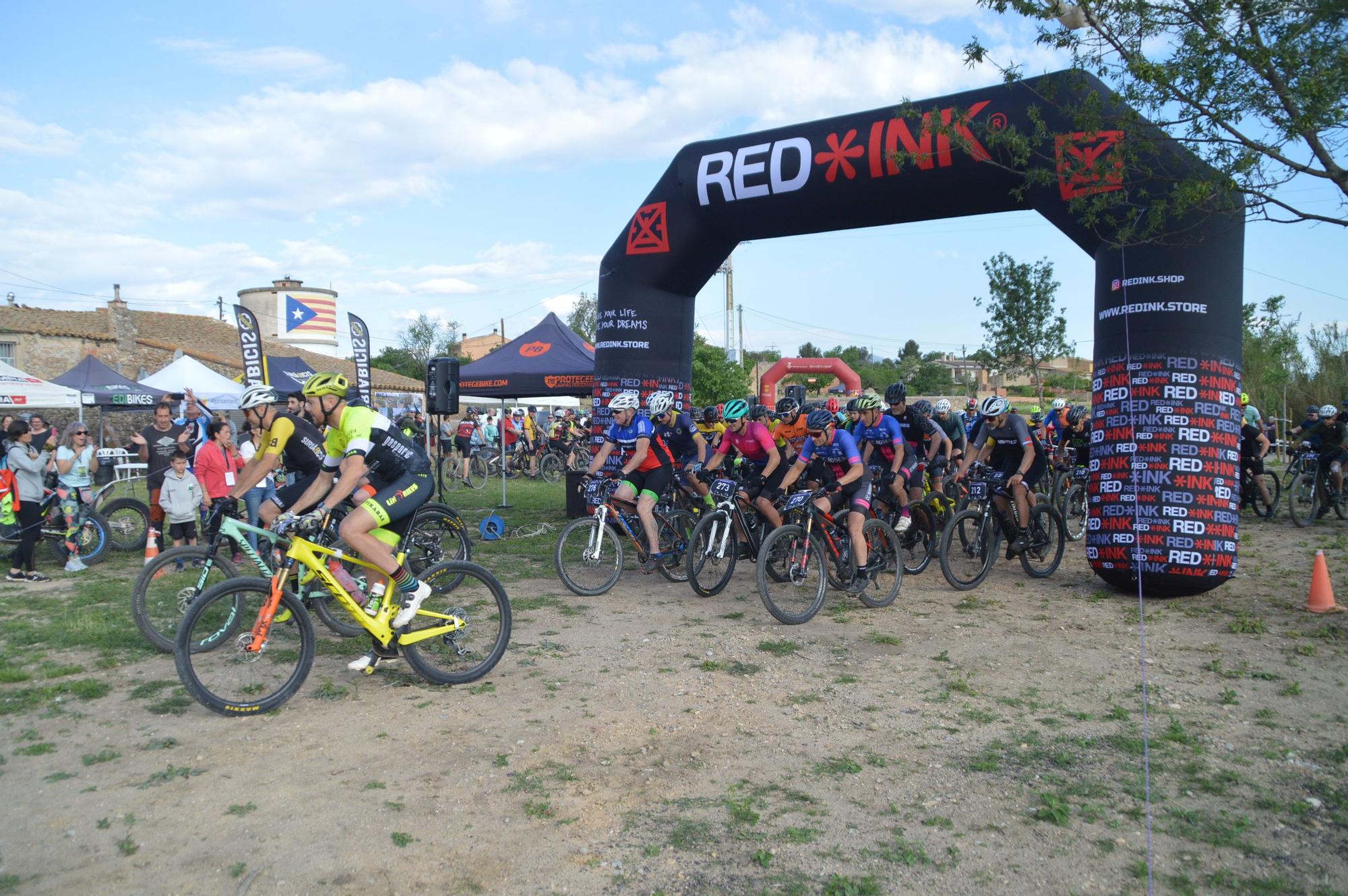 Dos-cents ciclistes estrenen a Llers l'Embruixada de BTT