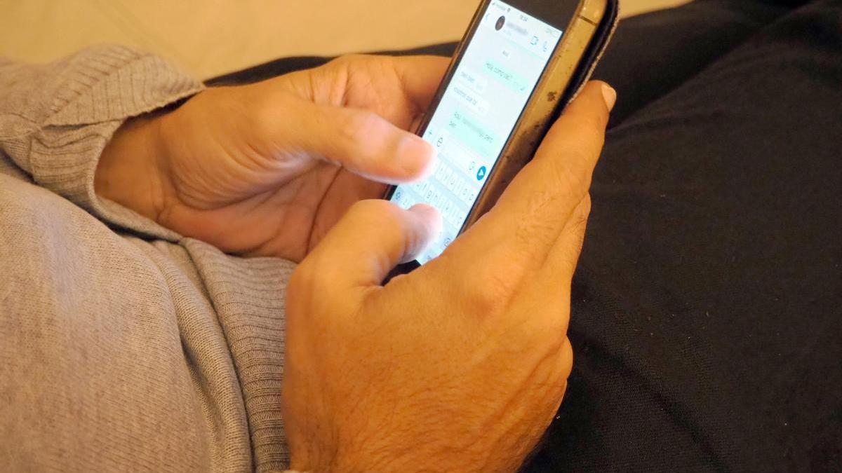 Una persona fent servir l'aplicació de Whatsapp en el seu telèfon