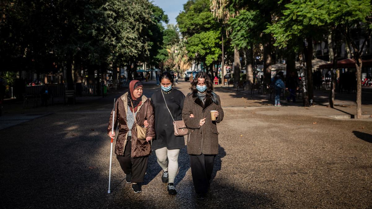 Malika, mujer argelina ciega, sin papeles, en la rambla del Raval