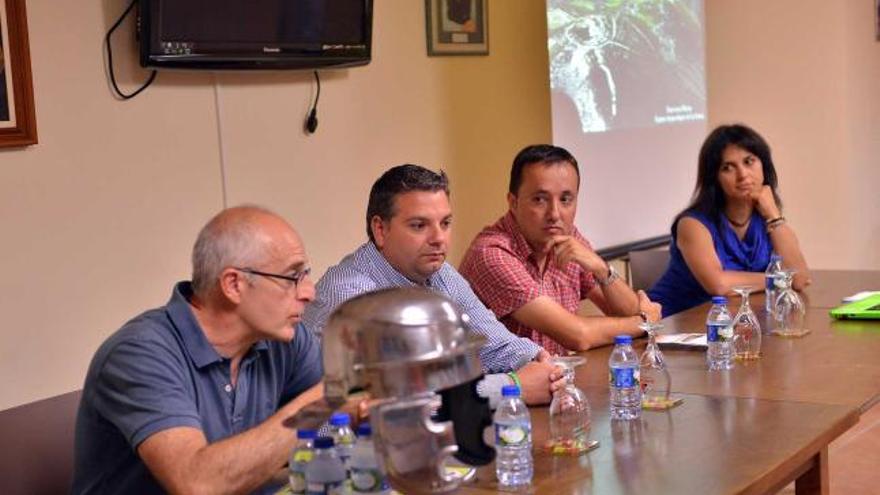 Por la izquierda, Jorge Camino, Juan Vázquez y Benjamín Vega (de Jovenes de Carbanzo) y Esperanza Martín .