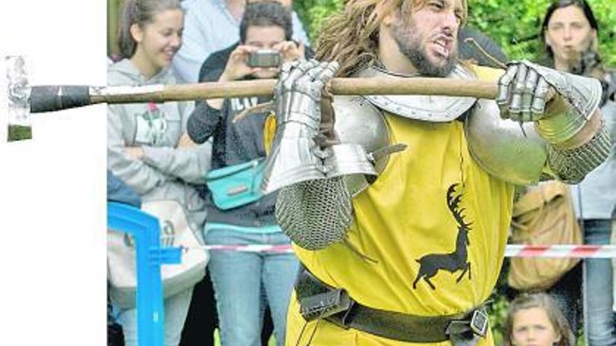 A la izquierda, Pablo Mejide, en el papel de Robert Baratheon, durante la batalla. A la derecha, arriba, los miembros de La Guardia que participaron en la recreación. Debajo, otro momento de la batalla entre el venado y el dragón./ mara villamuza