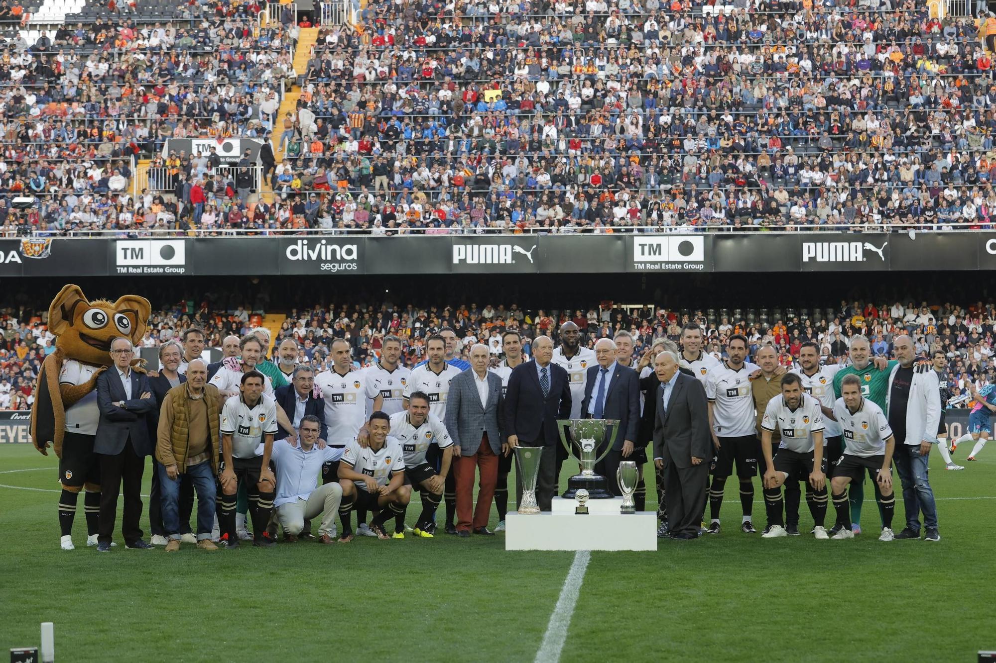 ¡Qué recuerdos! Las fotos del homenaje al Valencia del Triplete