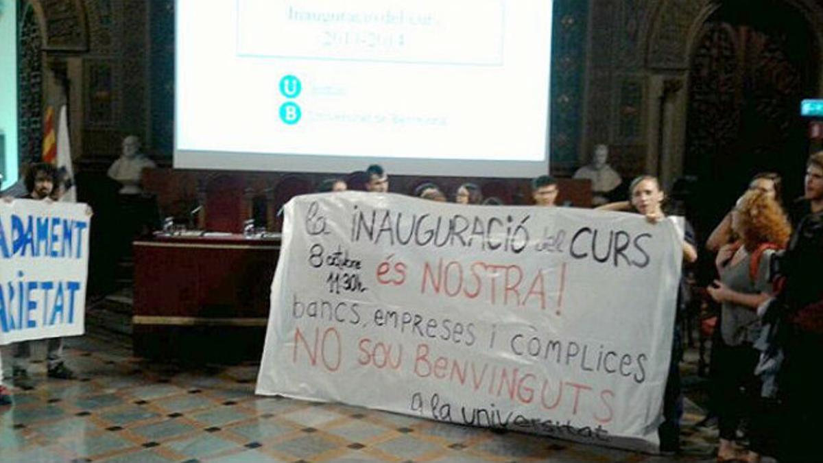 Imagen de la protesta de este martes por la mañana en la Universitat de Barcelona.