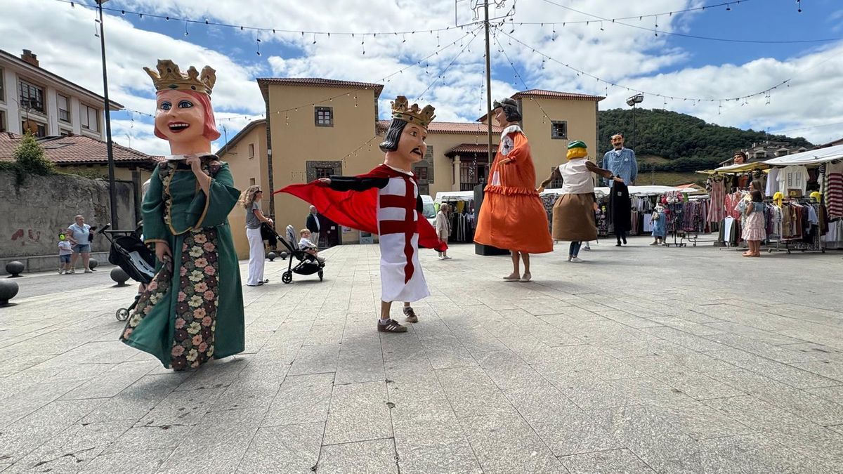 Los gigantes bailan en la plaza La Oliva.