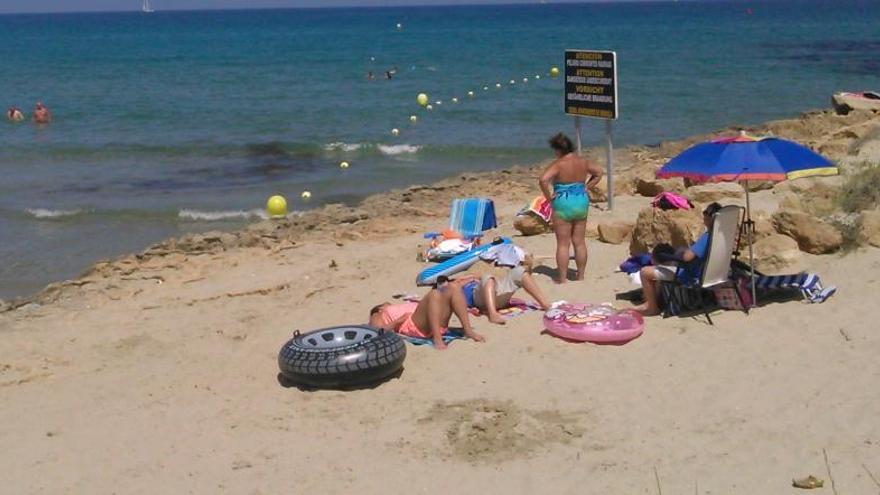 Imagen de uno de los carteles instalados en las playas en varios idiomas