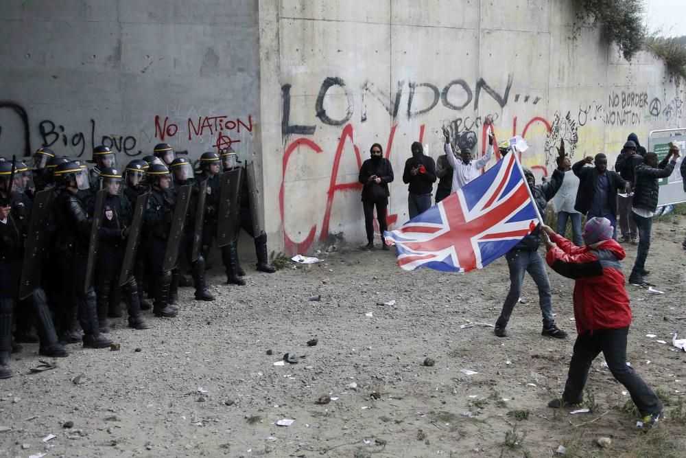 La policía francesa y los inmigrantes y manifestantes concentrados en Calais a la espera de acceder a Reino Unido se enfrentan en violentos altercados.