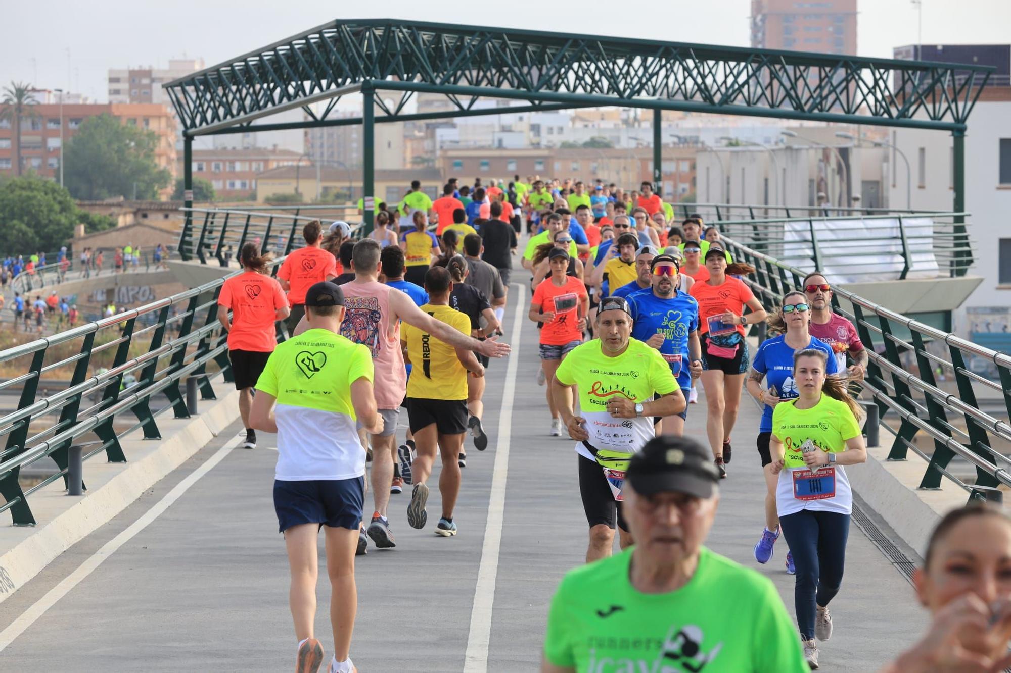 Búscate en la Carrera de la Solidaridad de València: así ha sido el paso por un puente mítico de la ciudad