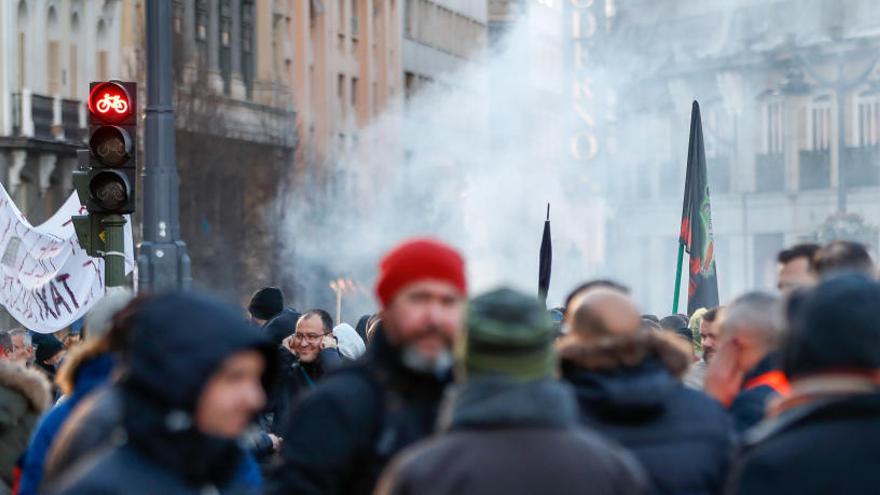 Taxistas se concentran en la Puerta del Sol de Madrid.