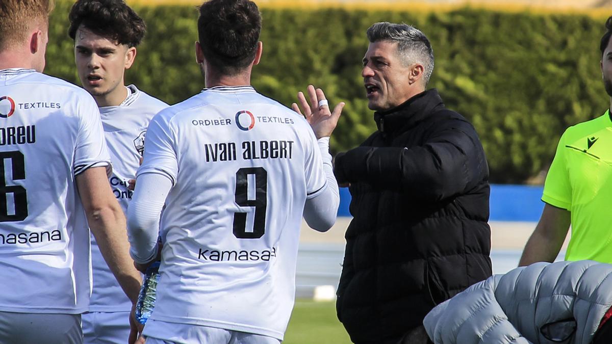 El entrenador del Ontinyent 1931, Roberto Bas, da indicaciones a los jugadores.