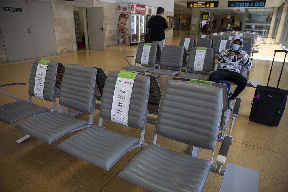 Arriben els primers turistes de l''estiu a l''aeroport de Girona