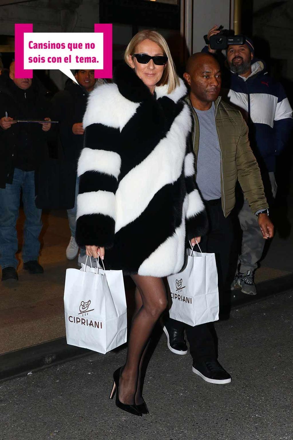 Celine Dion con abrigo blanco y negro