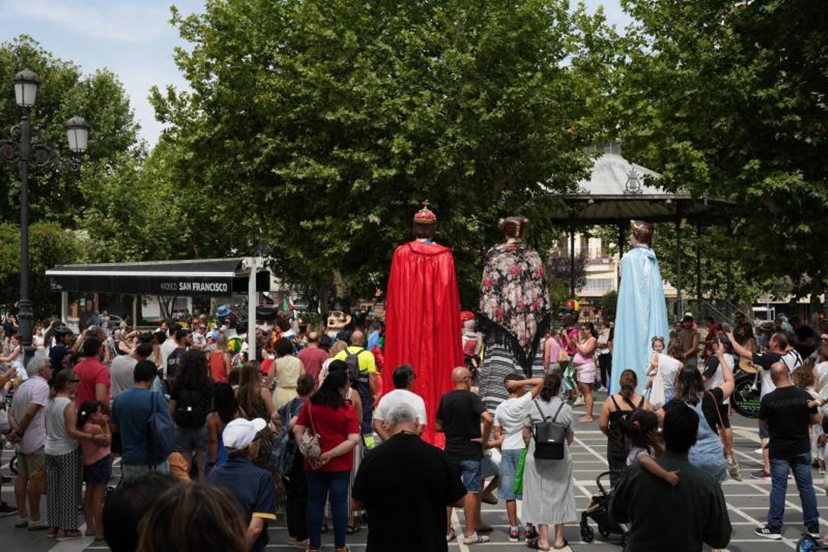Fotogalería | Magia y tradición en las calles de Badajoz: así ha sido el desfile de Gigantes y Cabezudos