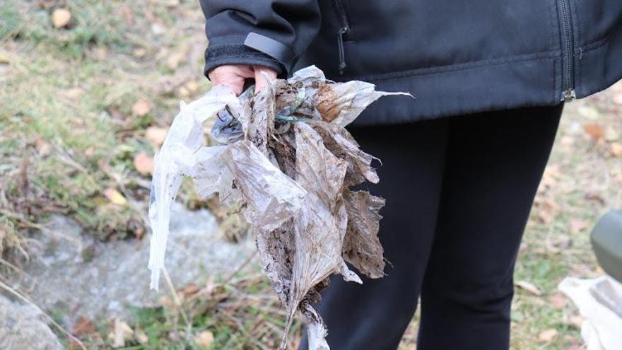 Plàstics recollits en un riu dels Pirineus. | PLASTIC0PYR