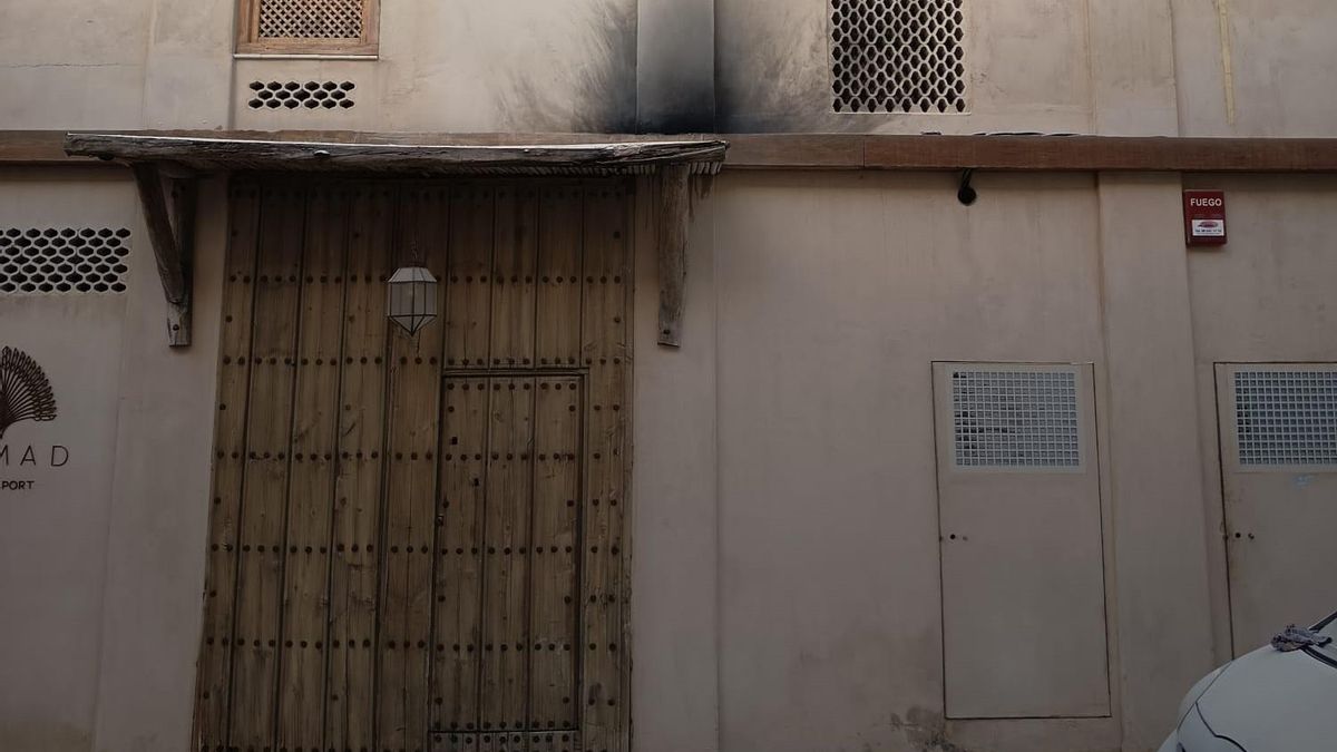 La mancha que ha dejado el fuego en la parte de atrás del establecimiento