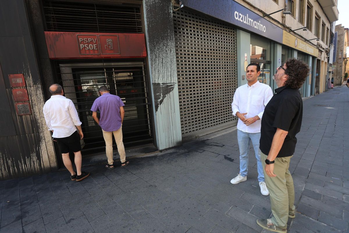 Mascarell y Curti, ante la sede del partido.