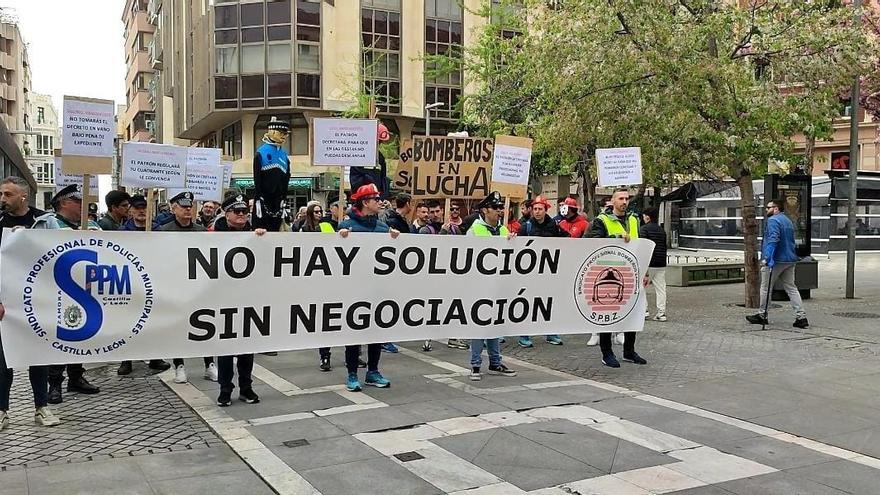 Nueva protesta de los bomberos y policías municipales de Zamora: "No hay solución sin negociación"