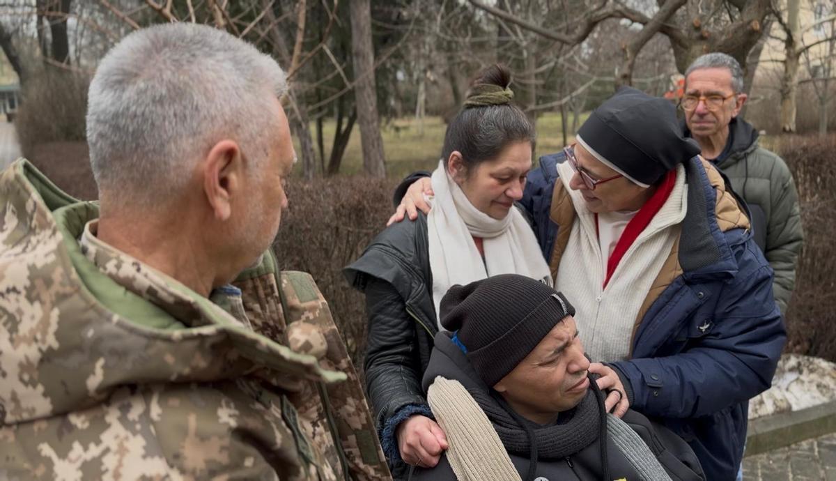 Parlant amb la mare d'un ferit