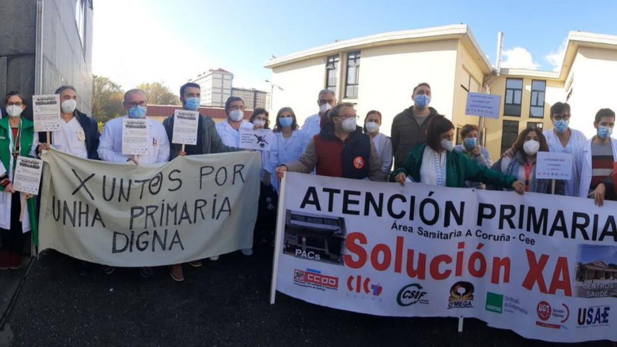 Protesta de sanitarios coruñeses. Trabajadores del área sanitaria coruñesa volvieron a concentrarse como cada jueves frente a los ambulatorios (en la imagen en el de Elviña) para denunciar la sobrecarga de trabajo y el déficit de personal. Desde la Comisión de Atención Primaria denuncian el plus de trabajo con la vacunación de la gripe y que la gerencia no les informa sobre este proceso. | L.O.