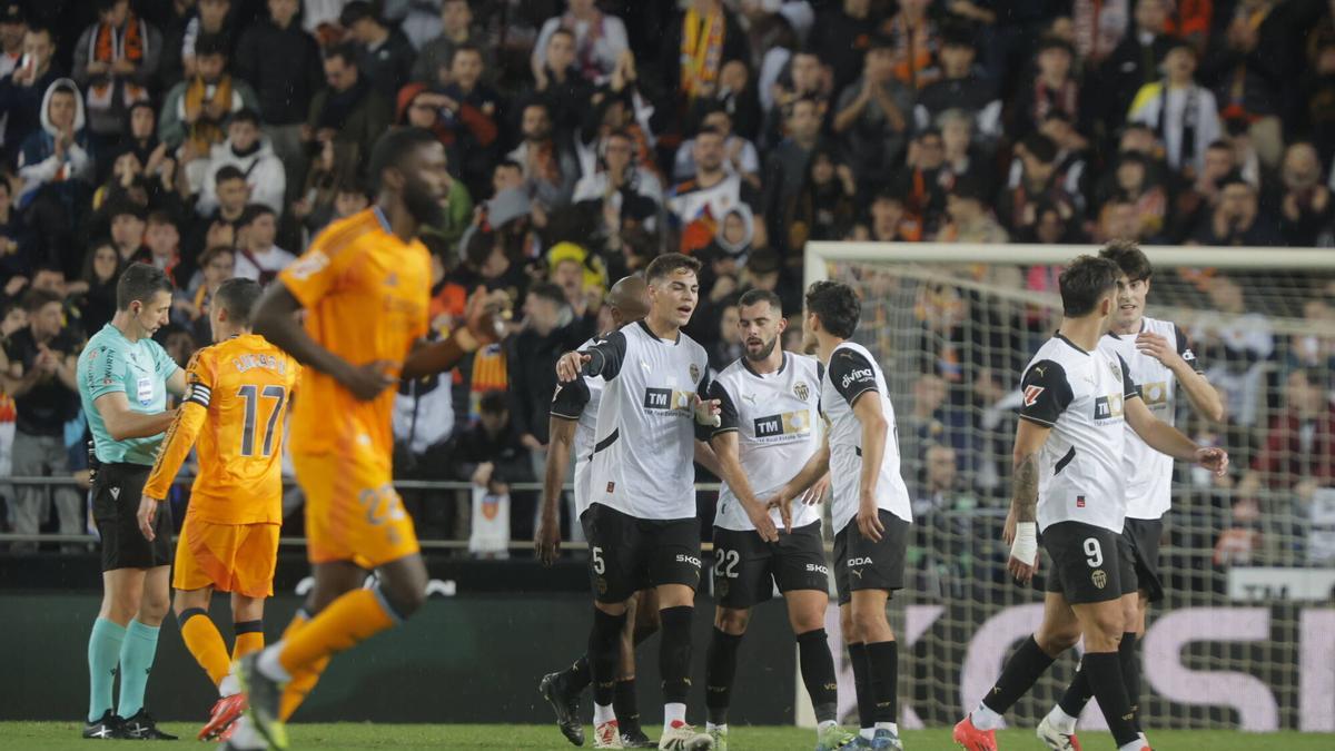 Partido de liga entre Valencia CF y el Real Madrid, en una foto de archivo