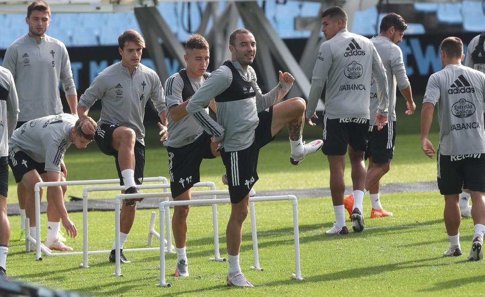 Óscar García dirige a sus jugadores en Balaídos antes de disputar este sábado su primer partido del curso como local.