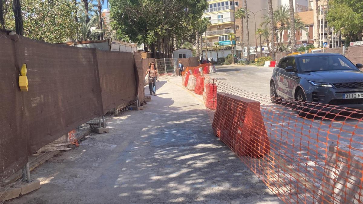 "Pasillo" peatonal habilitado para sortear las obras en el paseo de La Libertad y la plaza de Capdepont en Torrevieja